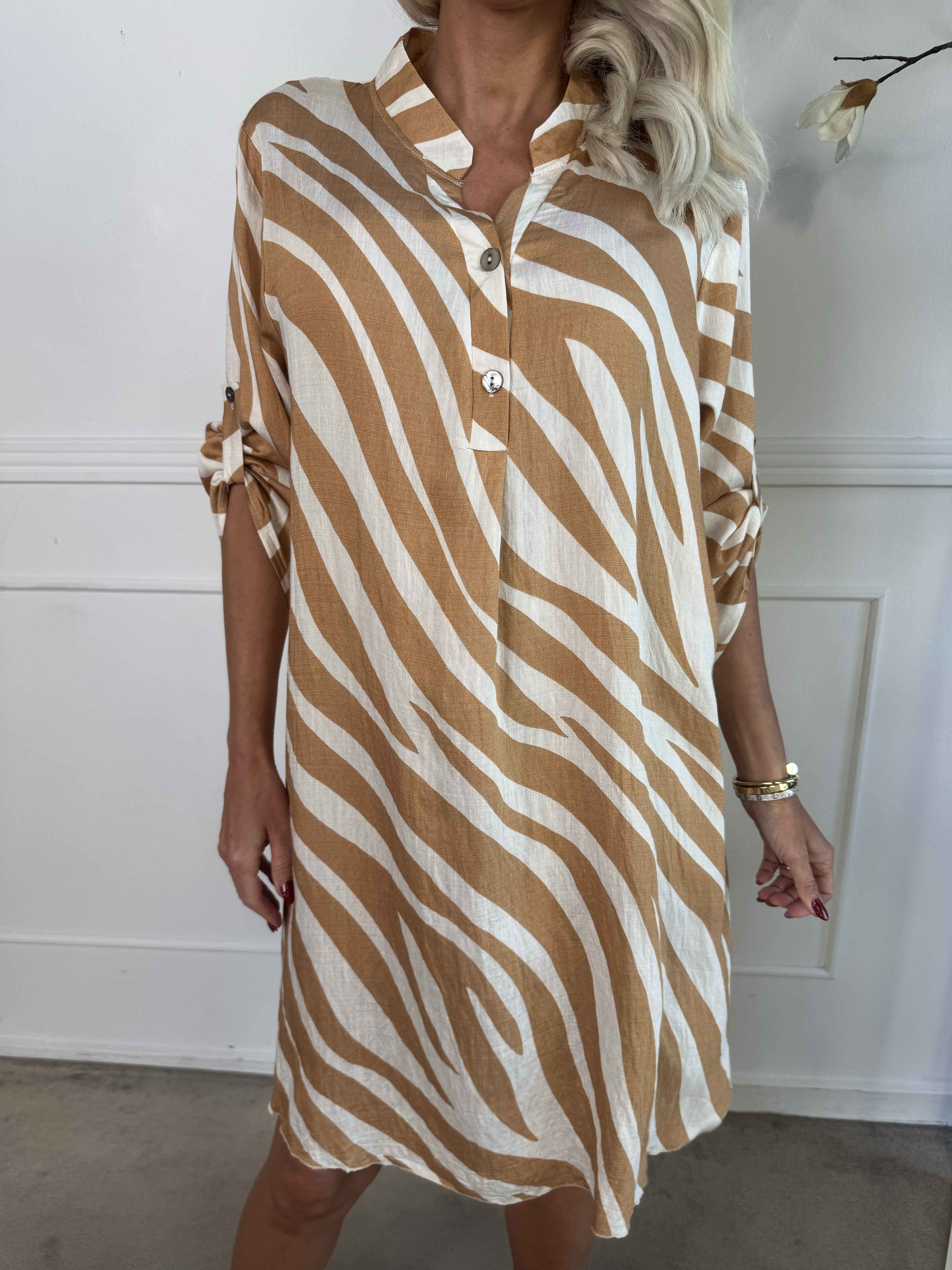 Luna - Randig tunikaklänning i viskos med knappar vid bröstet